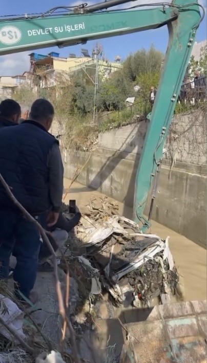 osmaniyede selde kaybolan minibus bulundu geriye hurda kaldi 2 MT9YG9eK