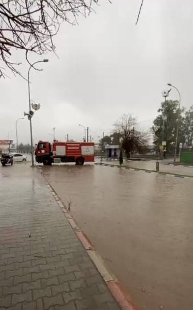 osmaniyede servis araci mahsur kaldi bircok bolgede su taskini yasandi 1 B65T7SqJ