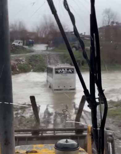 osmaniyede servis araci mahsur kaldi bircok bolgede su taskini yasandi 2 fuZErOfs