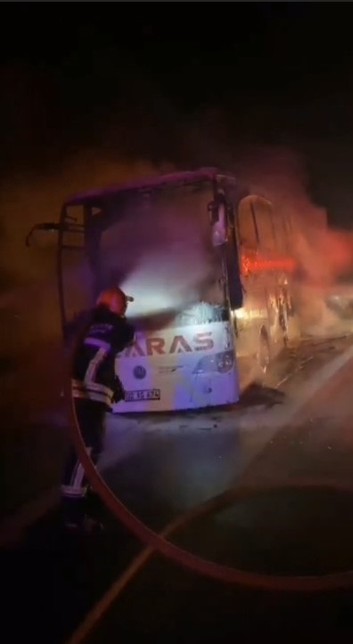 osmaniyede seyir halindeki yolcu otobusu alev alev yandi 0