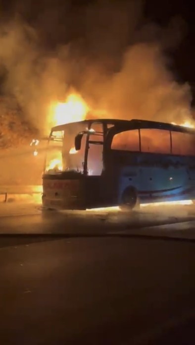 osmaniyede seyir halindeki yolcu otobusu alev alev yandi 1 RGbXpcPl