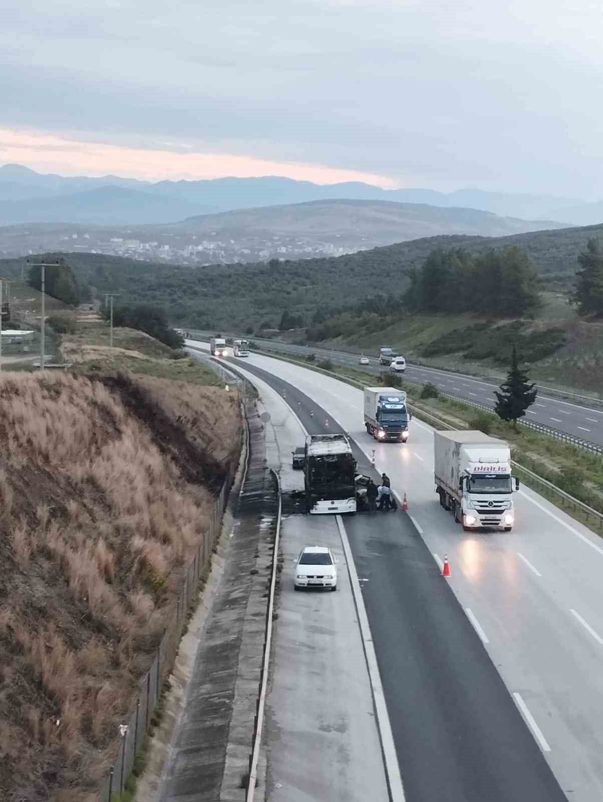 osmaniyede seyir halindeki yolcu otobusu alev alev yandi 3 d18mNvug
