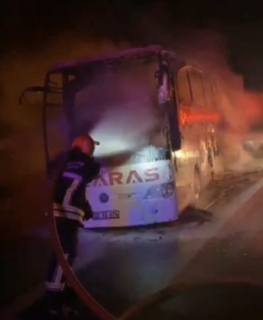 osmaniyede-seyir-halindeki-yolcu-otobusu-alev-alev-yandi-Y6vSk9Qd.jpg