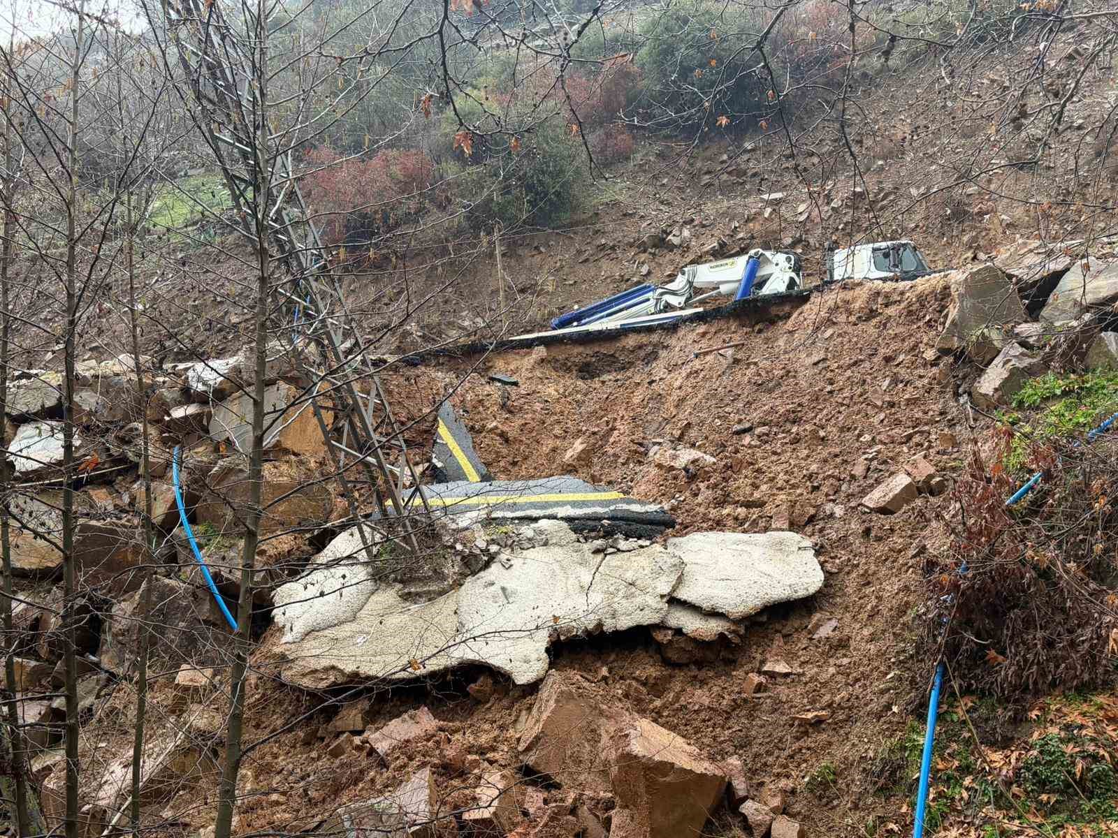 osmaniyede siddetli yagisla birlikte yolda gocuk yasandi 2 IAlPlJTa