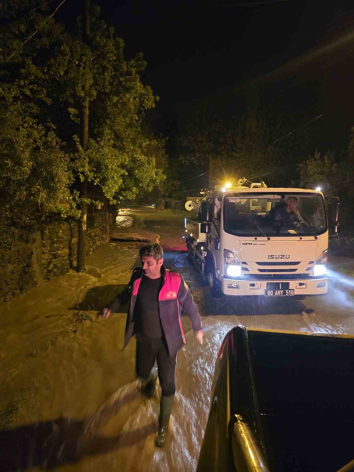 Osmaniye’de şiddetli yağmur ulaşımı vurdu 5 osmaniyede siddetli yagmur ulasimi vurdu 1 dpyEuvKr
