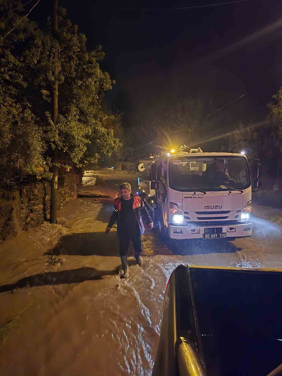 Osmaniye’de şiddetli yağmur ulaşımı vurdu 6 osmaniyede siddetli yagmur ulasimi vurdu 2 5mbMilIB