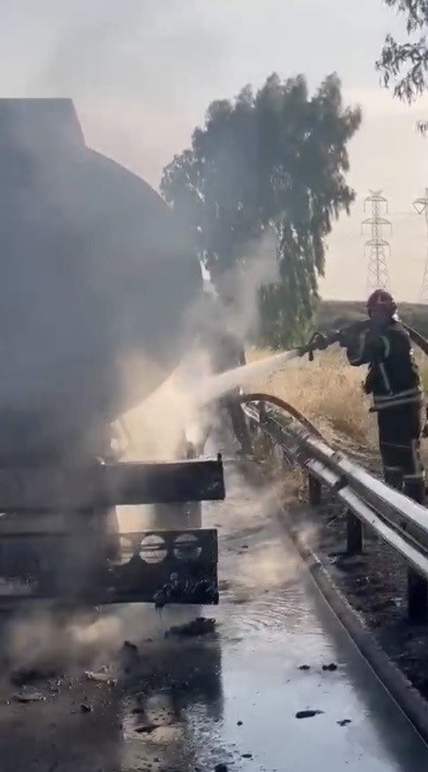Osmaniye’de tankerin lastiklerinden çıkan yangın zeytin bahçesine sıçradı 6 osmaniyede tankerin lastiklerinden cikan yangin zeytin bahcesine sicradi 2 3dQLXiUp
