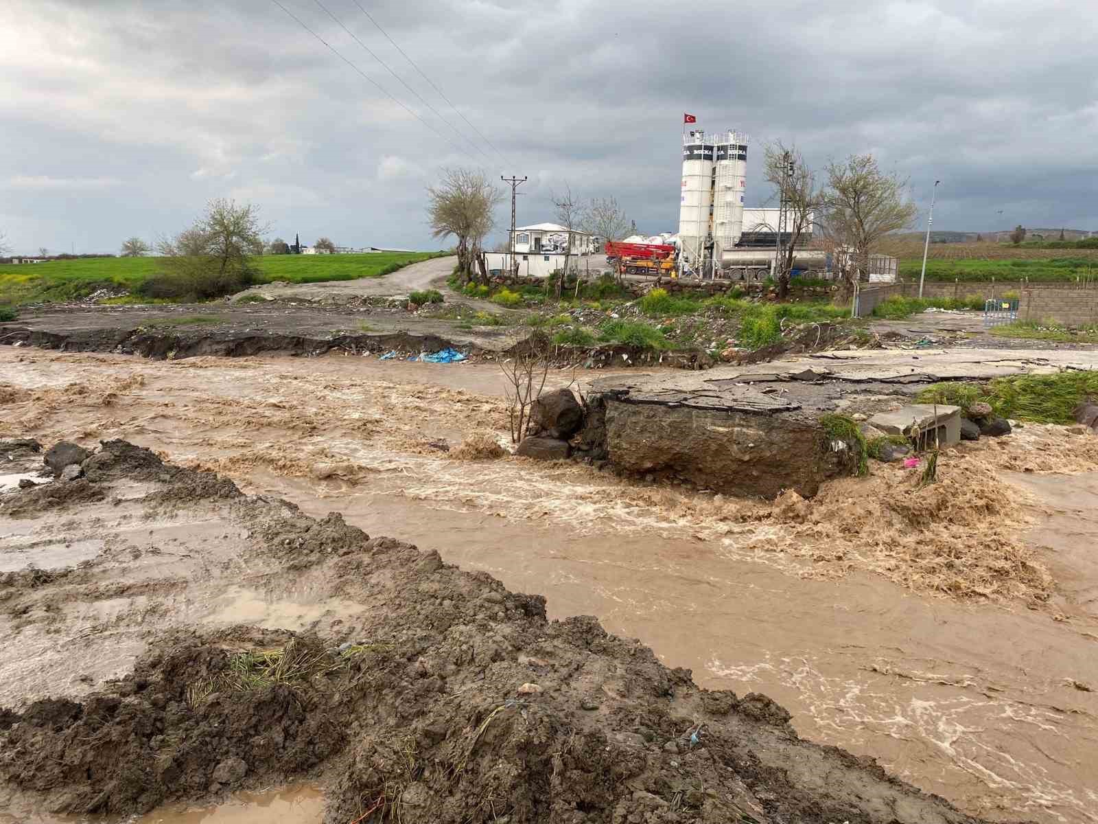 osmaniyede yagis felaketi yollar kapandi ulasim aksadi 0 727lDYXe
