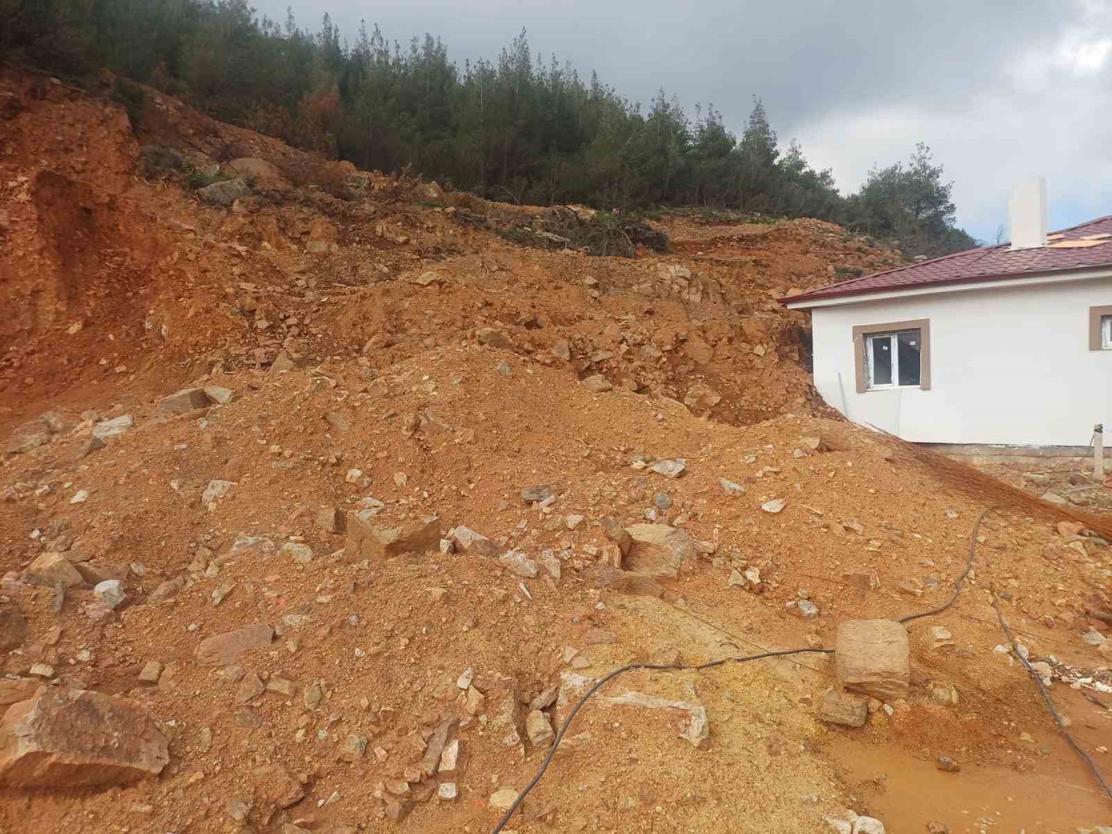 osmaniyede yagis sonrasi heyelan bazi evlerin cevresinde catlaklar olustu 0 T44pDELK