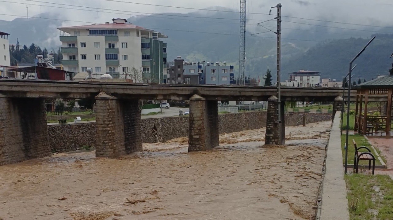 osmaniyede yagis sonrasi heyelan bazi evlerin cevresinde catlaklar olustu 1 FcqyBPHh