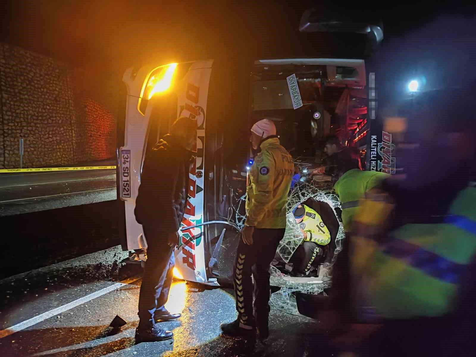 osmaniyede yolcu otobusu devrildi 3 yarali 0 aRgpKT9K