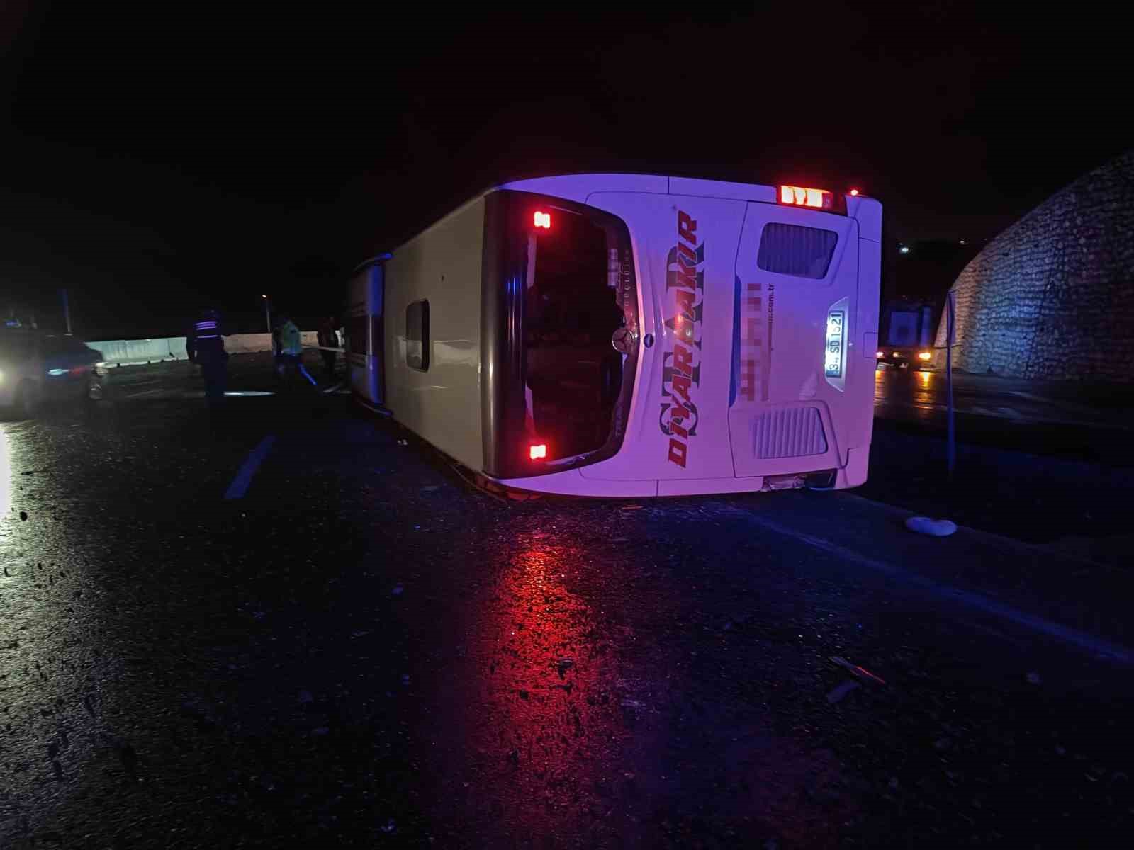 osmaniyede yolcu otobusu devrildi 3 yarali 1 GkOhEmPD