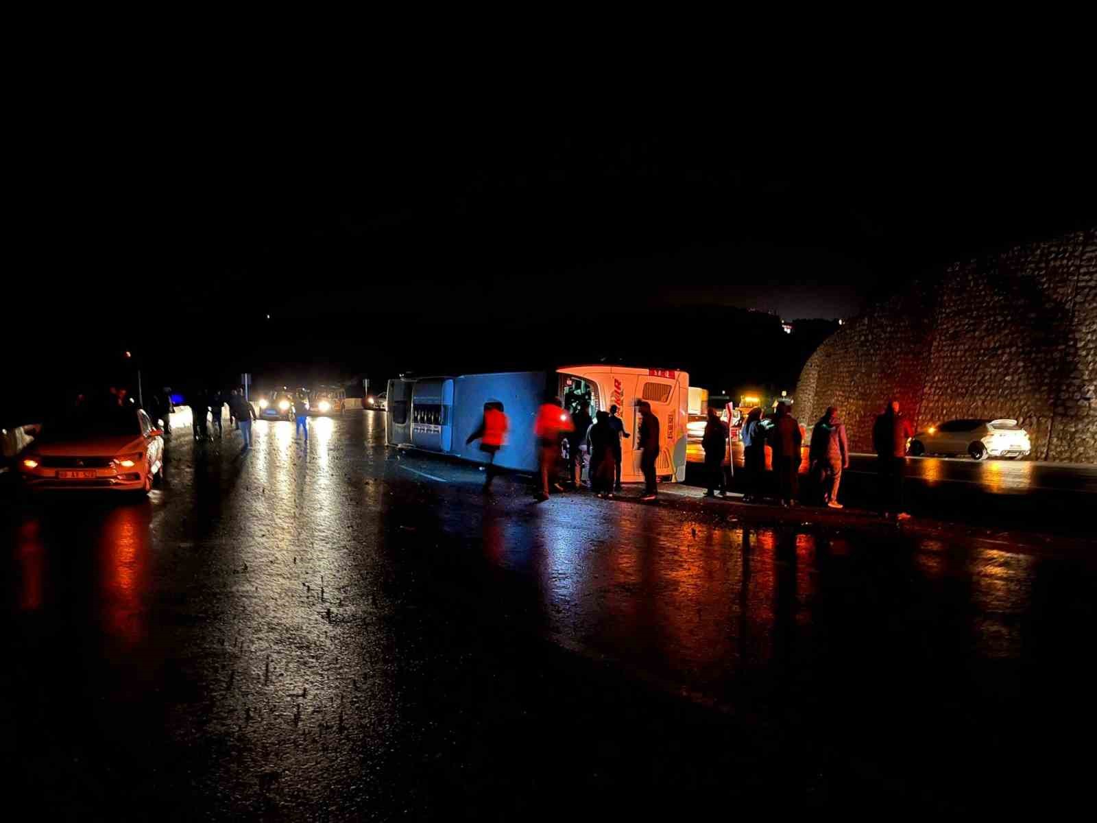 osmaniyede yolcu otobusu devrildi 3 yarali 2 bIJUVJvh