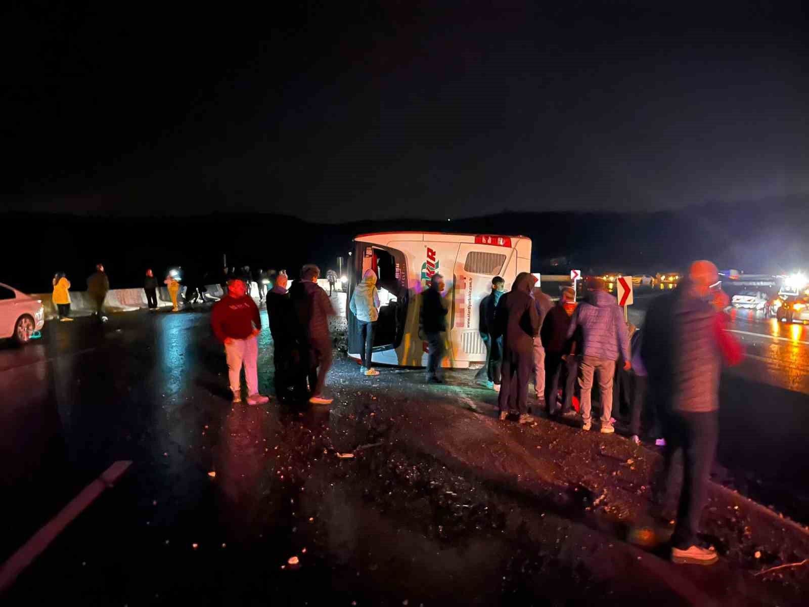 osmaniyede yolcu otobusu devrildi 3 yarali 3 sJPMjgS5