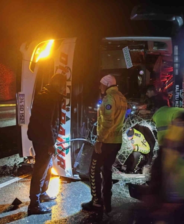 osmaniyede-yolcu-otobusu-devrildi-3-yarali-Vrn1QJz4.jpg