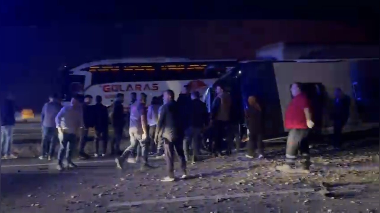 osmaniyede yolcu otobusu devrildi yaralilar var 1