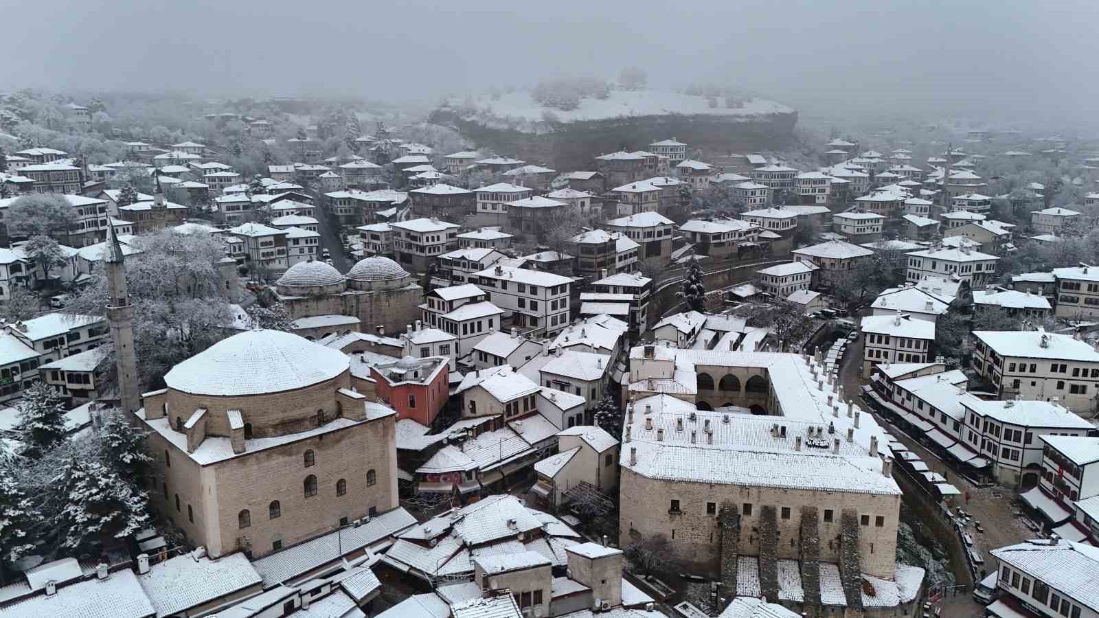 osmanli kenti safranbolunun tarihi konaklar beyaz ortuyle kaplandi 0 KdG1TvZb