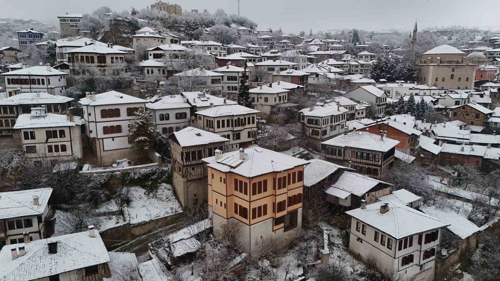 osmanli kenti safranbolunun tarihi konaklar beyaz ortuyle kaplandi 1 H72d3l12