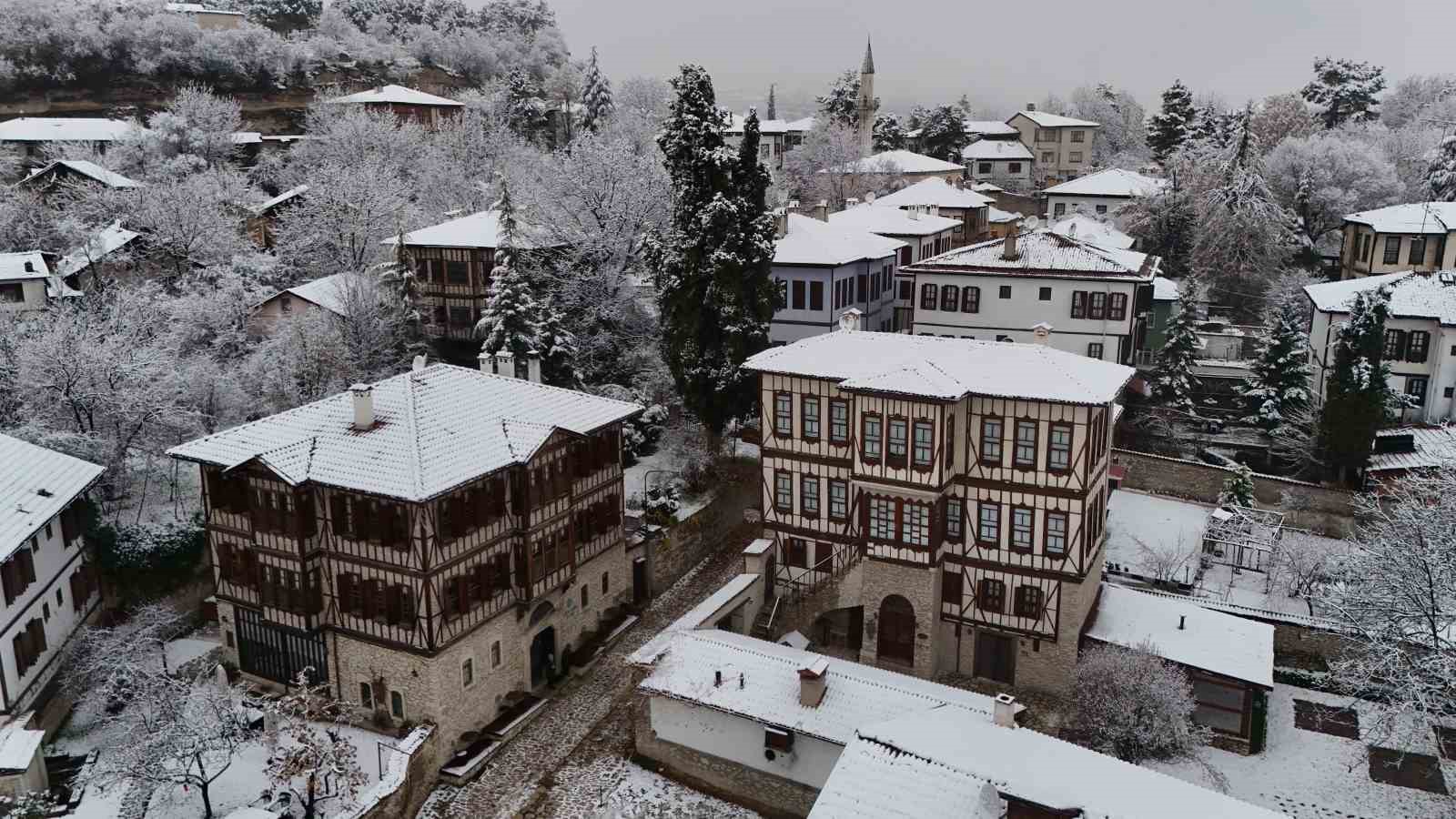 osmanli kenti safranbolunun tarihi konaklar beyaz ortuyle kaplandi 10 kBeQNiFf
