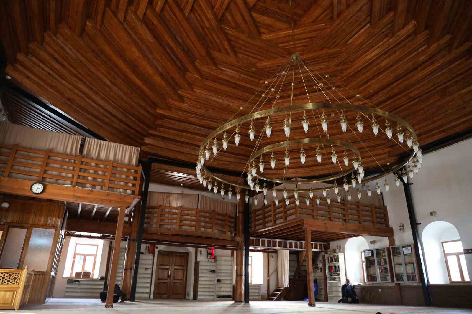 osmanli mirasi 161 yillik kirsehir camii kirlangic tavaniyla goz kamastiriyor 6 RkS2p6We