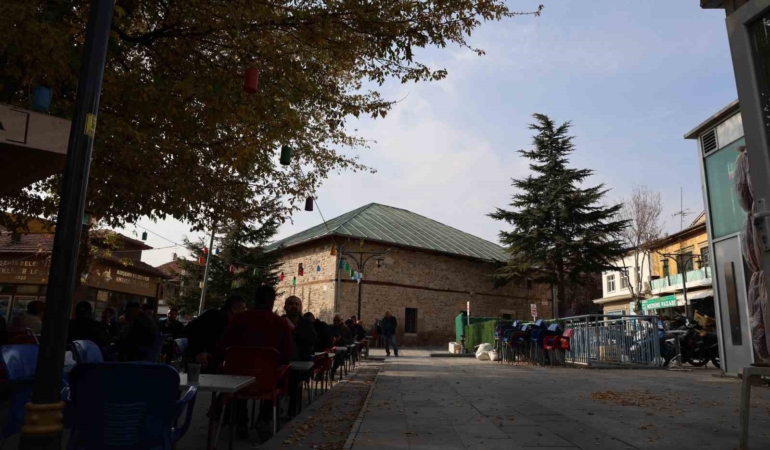 osmanli-mirasi-161-yillik-kirsehir-camii-kirlangic-tavaniyla-goz-kamastiriyor-NiCW47Z3.jpg