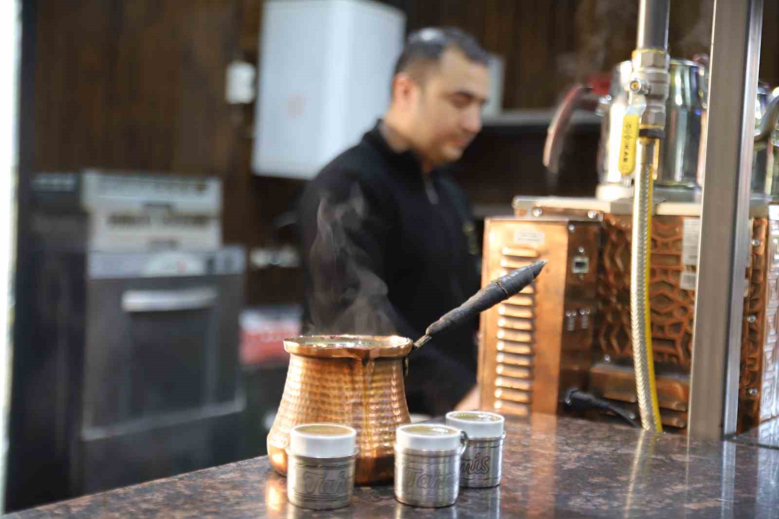 Osmanlı’dan günümüze bakır cezvelerde hazırlanan menengiç kahvesi lezzetiyle dikkat çekiyor 8 osmanlidan gunumuze bakir cezvelerde hazirlanan menengic kahvesi lezzetiyle dikkat cekiyor 4 WrV4RB5r