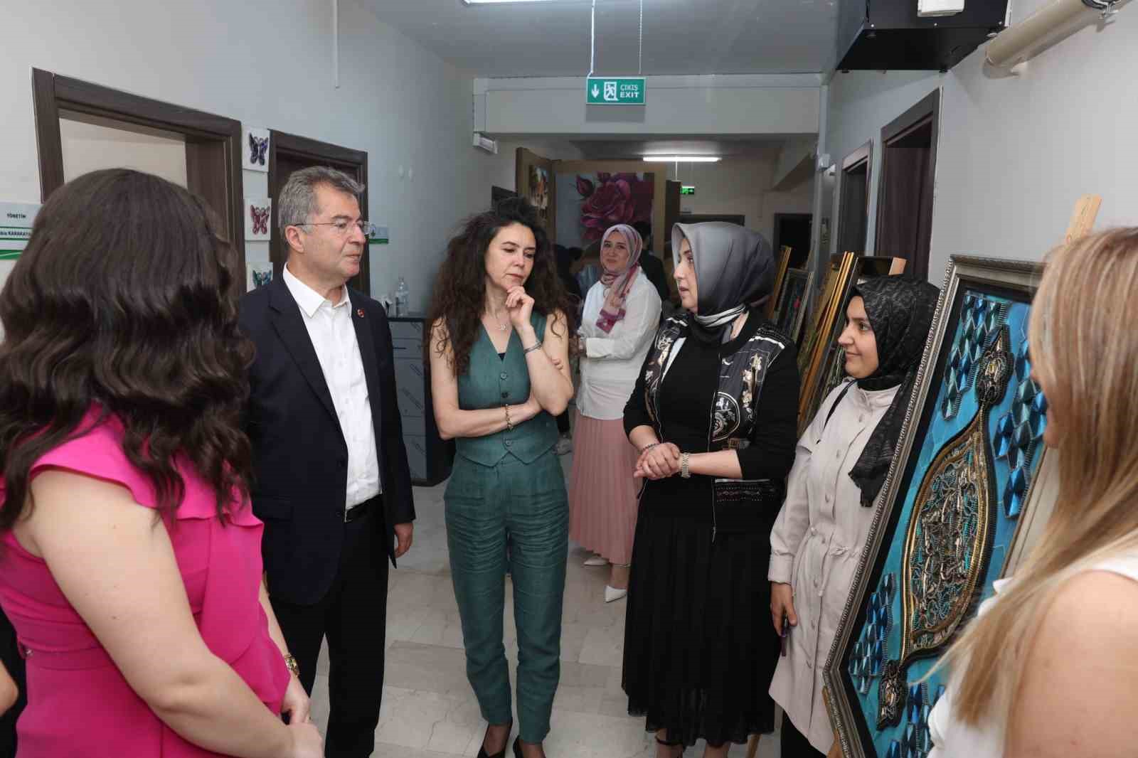 osmek kursiyerlerinin eserleri hudavendigarda sergilendi 2 nIamOtHY