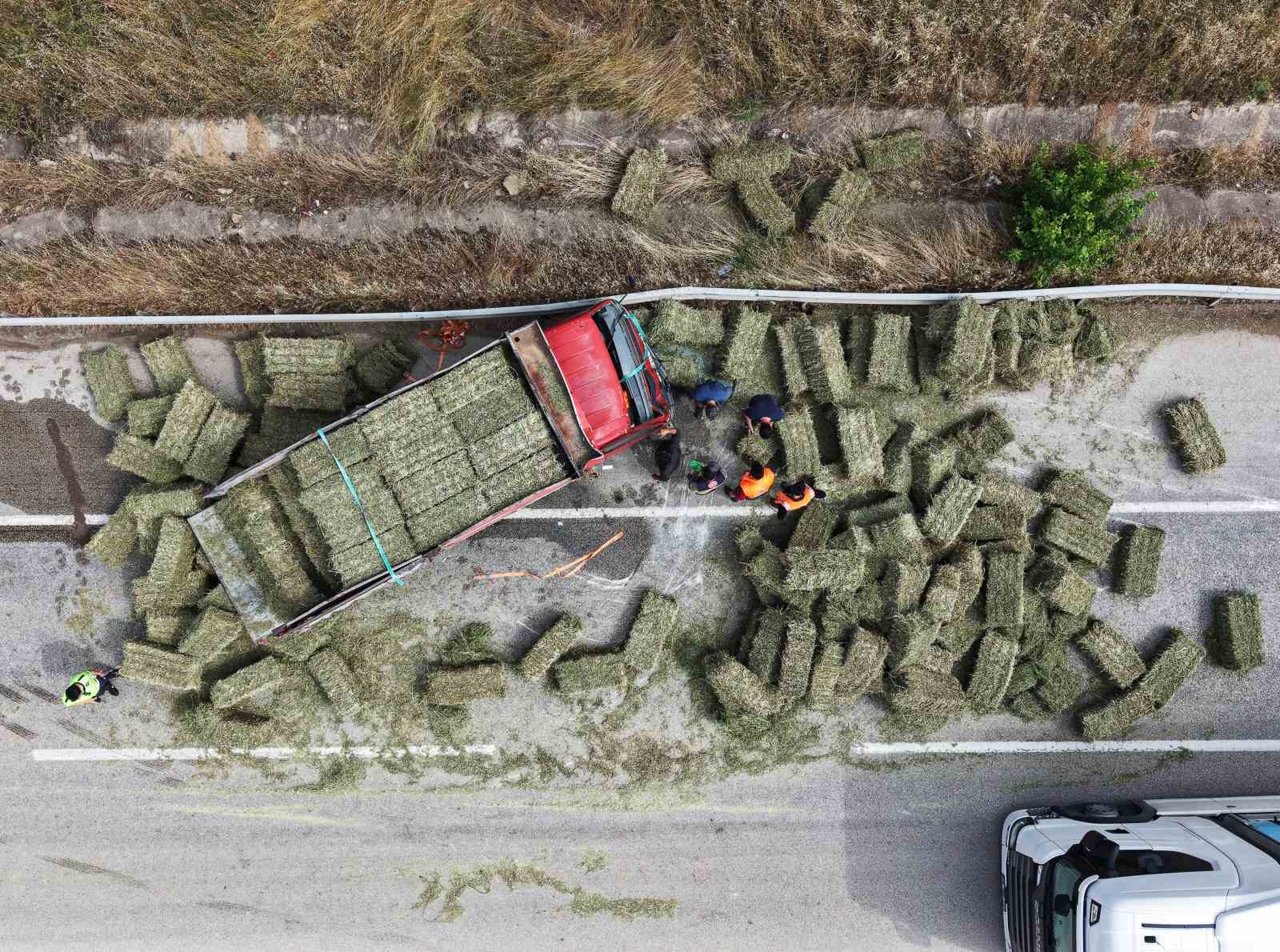 Ot balyası yüklü kamyon devrildi: Kilometrelerce araç kuyruğu oluştu 6 ot balyasi yuklu kamyon devrildi kilometrelerce arac kuyrugu olustu 2 HSXkInW2