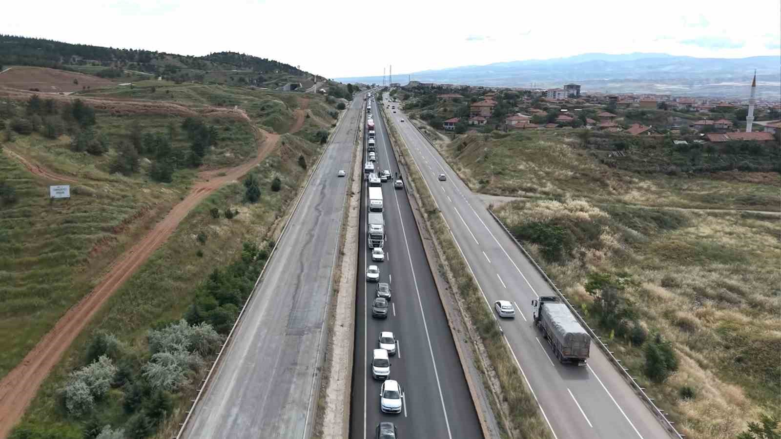 Ot balyası yüklü kamyon devrildi: Kilometrelerce araç kuyruğu oluştu 7 ot balyasi yuklu kamyon devrildi kilometrelerce arac kuyrugu olustu 3 khiSfQ2S