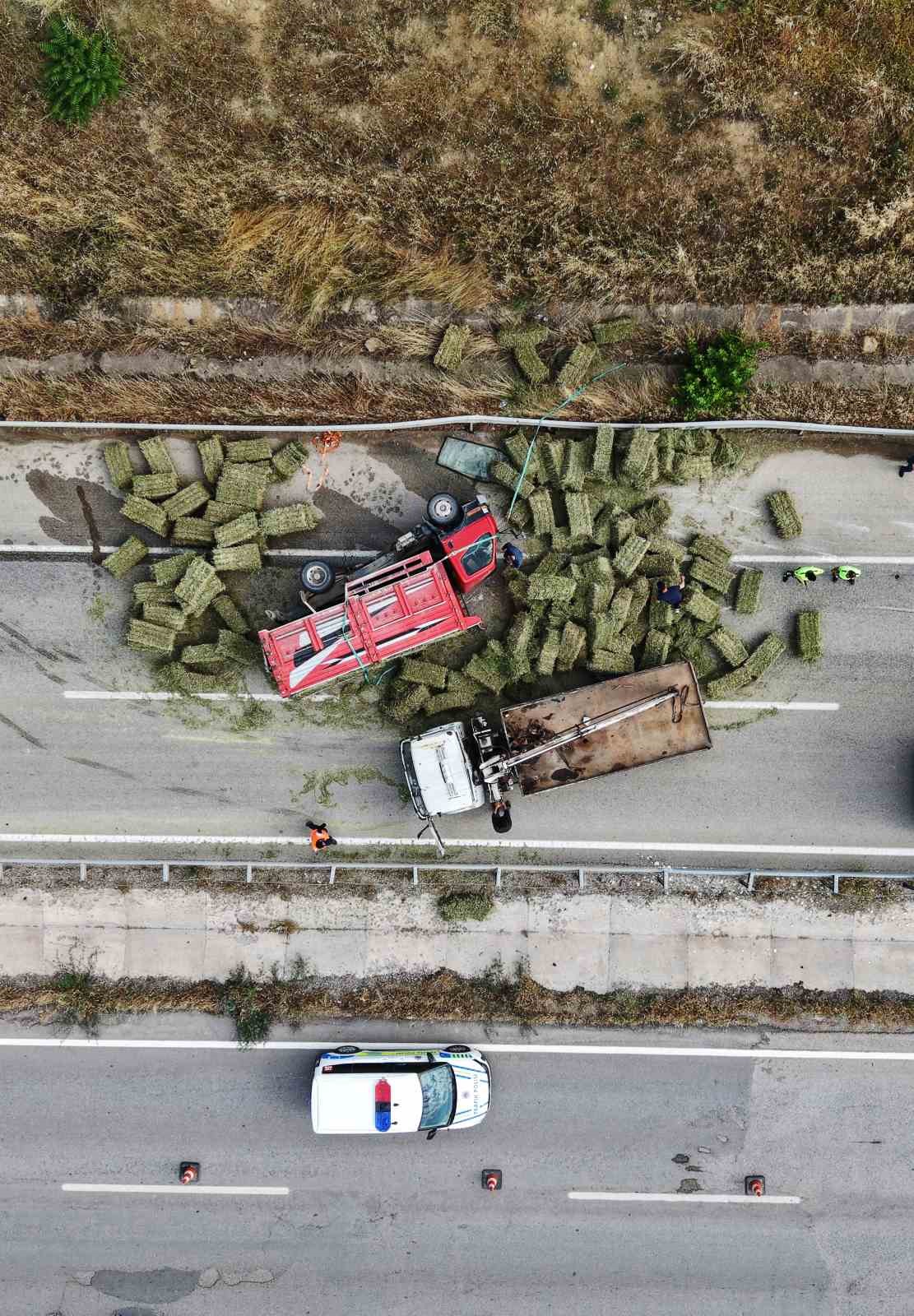 Ot balyası yüklü kamyon devrildi: Kilometrelerce araç kuyruğu oluştu 9 ot balyasi yuklu kamyon devrildi kilometrelerce arac kuyrugu olustu 5 JDgrbL4f