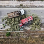 ot-balyasi-yuklu-kamyon-devrildi-kilometrelerce-arac-kuyrugu-olustu-Xmyw9kqL.jpg
