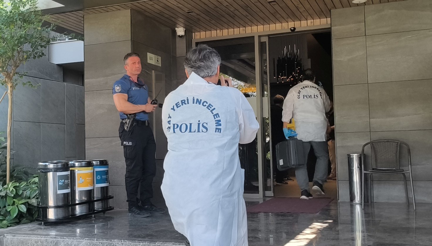 Otel odasında ölü bulundu, yanındaki maddeler ekipleri alarma geçirdi 4 otel odasinda olu bulundu yanindaki maddeler ekipleri alarma gecirdi 0 fjHzvA1f