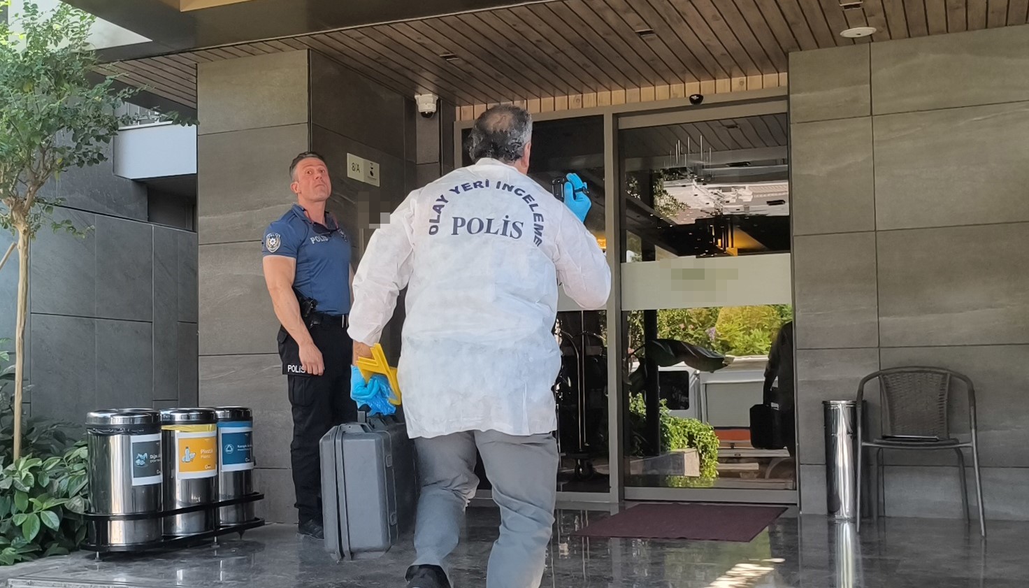 Otel odasında ölü bulundu, yanındaki maddeler ekipleri alarma geçirdi 7 otel odasinda olu bulundu yanindaki maddeler ekipleri alarma gecirdi 3 b9qC6pib