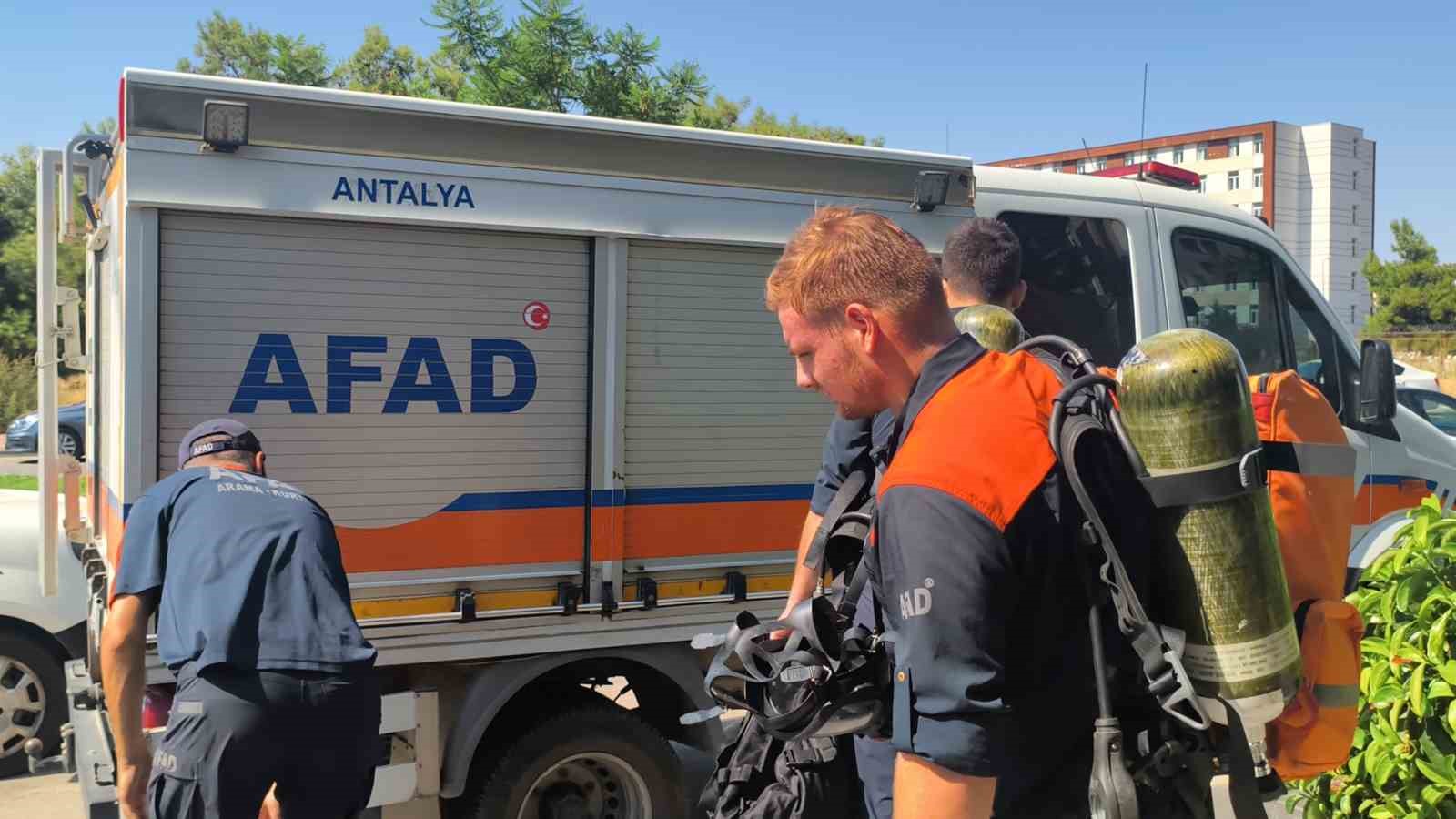 Otel odasında ölü bulundu, yanındaki maddeler ekipleri alarma geçirdi 8 otel odasinda olu bulundu yanindaki maddeler ekipleri alarma gecirdi 4