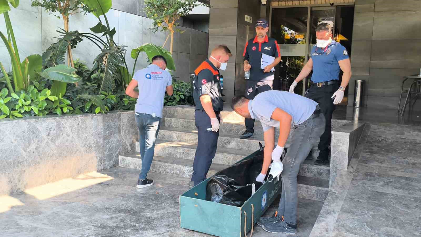 Otel odasında ölü bulundu, yanındaki maddeler ekipleri alarma geçirdi 10 otel odasinda olu bulundu yanindaki maddeler ekipleri alarma gecirdi 6 ysbdjubC