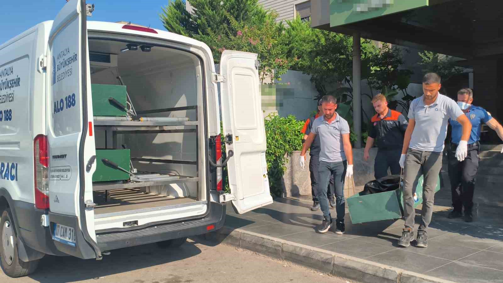 Otel odasında ölü bulundu, yanındaki maddeler ekipleri alarma geçirdi 11 otel odasinda olu bulundu yanindaki maddeler ekipleri alarma gecirdi 7