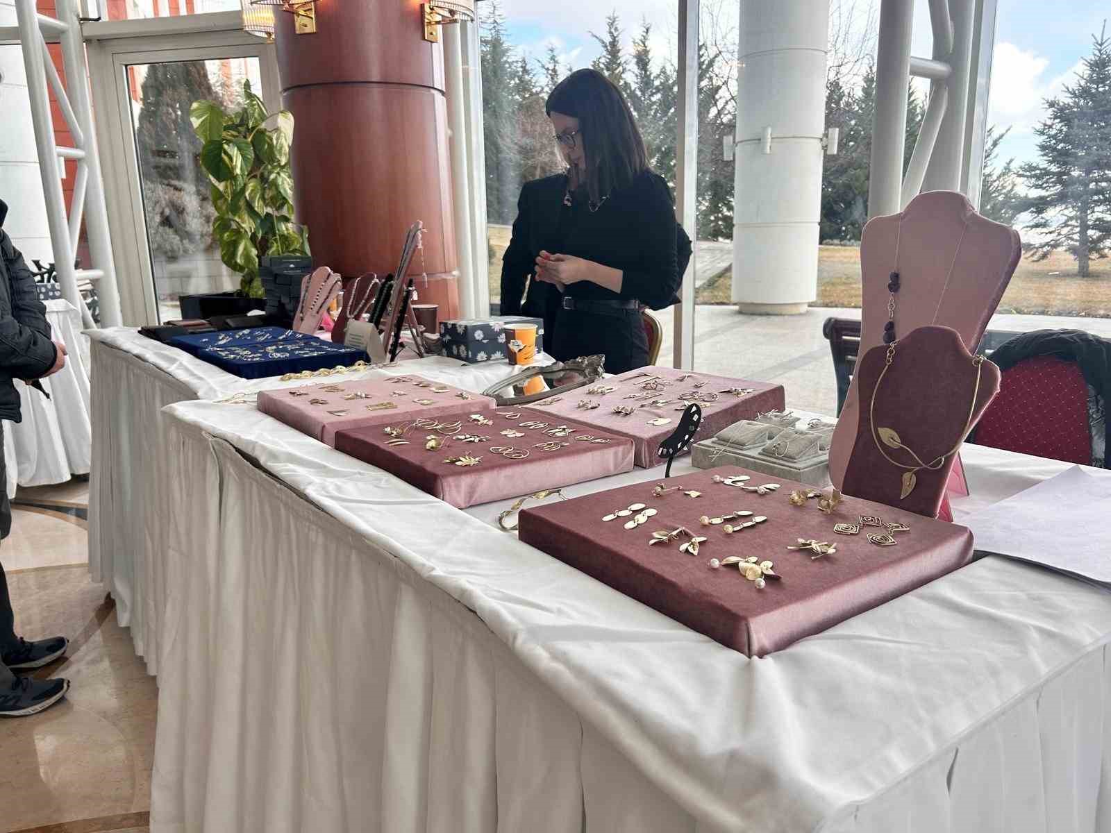 otel yangininda hayatini kaybeden tuzgiray cifti anildi 3
