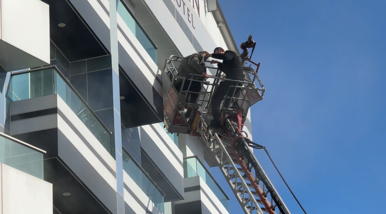 otel yangininda mahsur kalan 8 kisi kurtarildi 1 Lzb6sggH