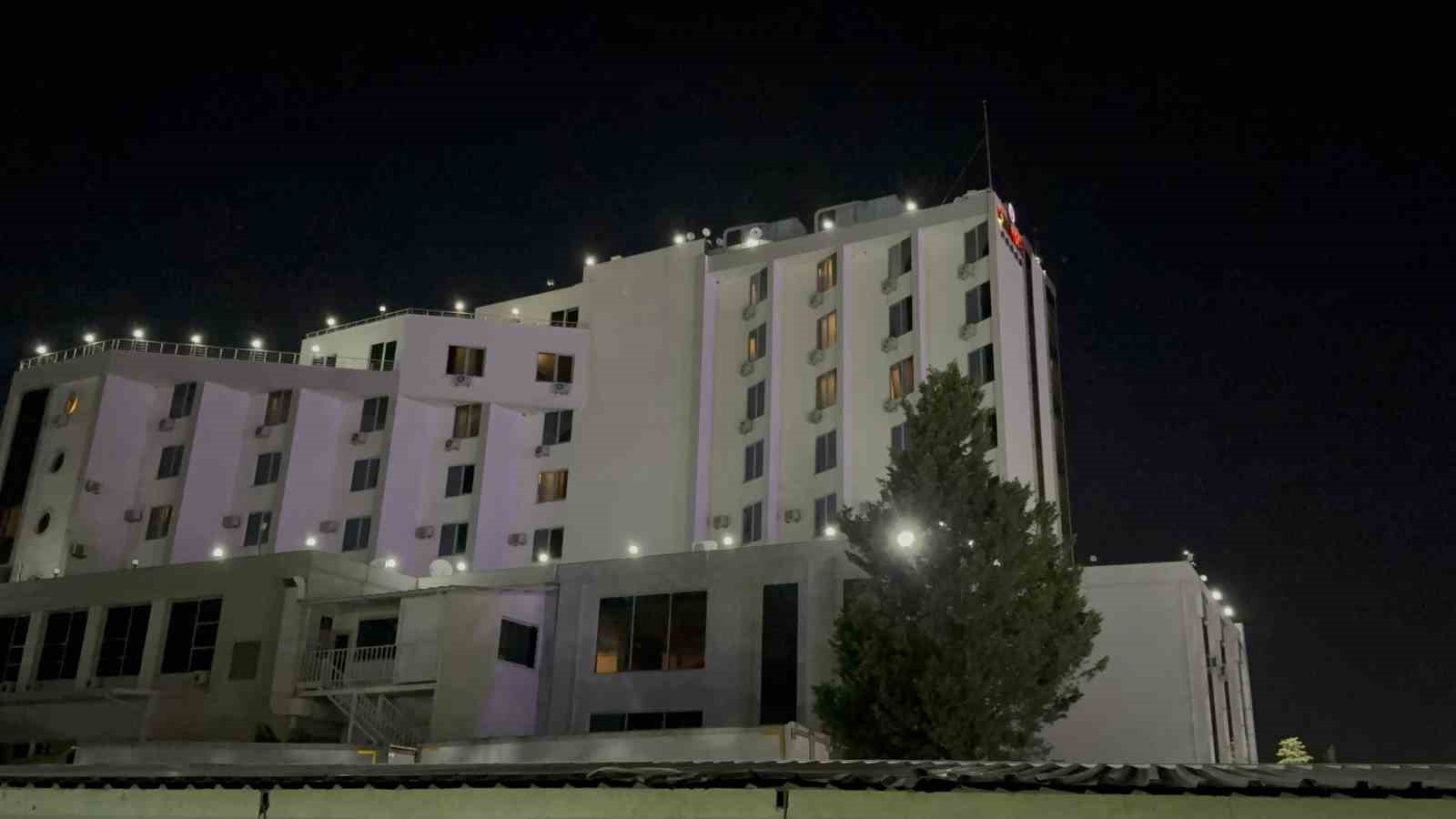 Otelin bahçesinde park halindeki karavan alev alev yandı 4 otelin bahcesinde park halindeki karavan alev alev yandi 0 E8gLikY5