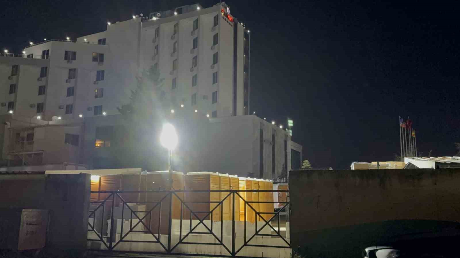 Otelin bahçesinde park halindeki karavan alev alev yandı 5 otelin bahcesinde park halindeki karavan alev alev yandi 1