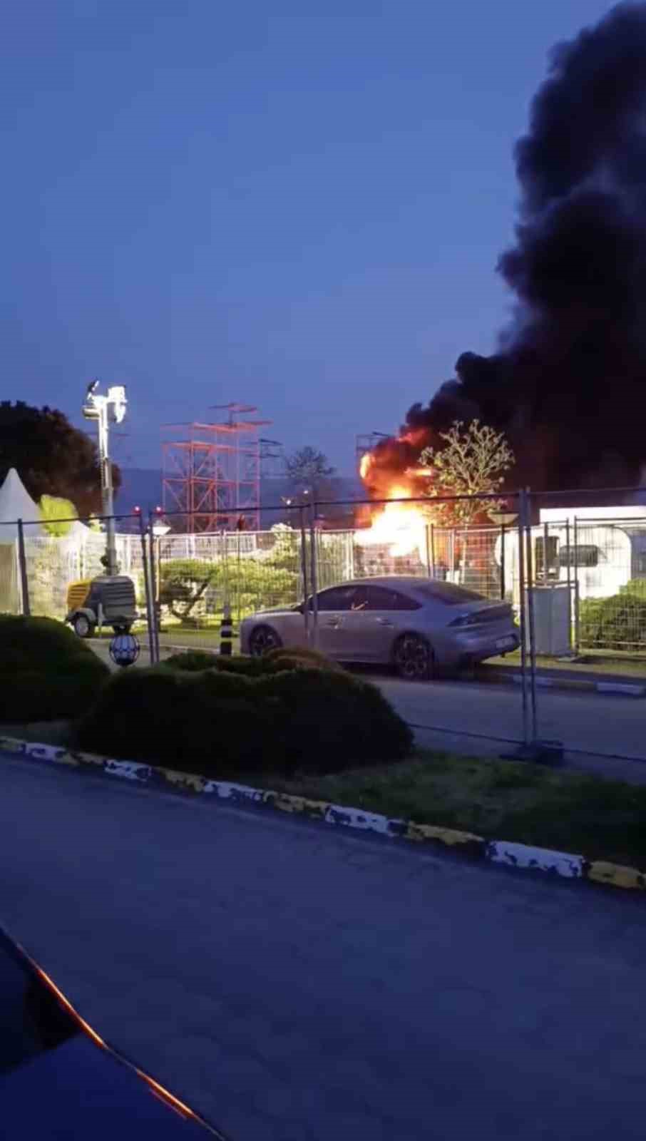 Otelin bahçesinde park halindeki karavan alev alev yandı 6 otelin bahcesinde park halindeki karavan alev alev yandi 2