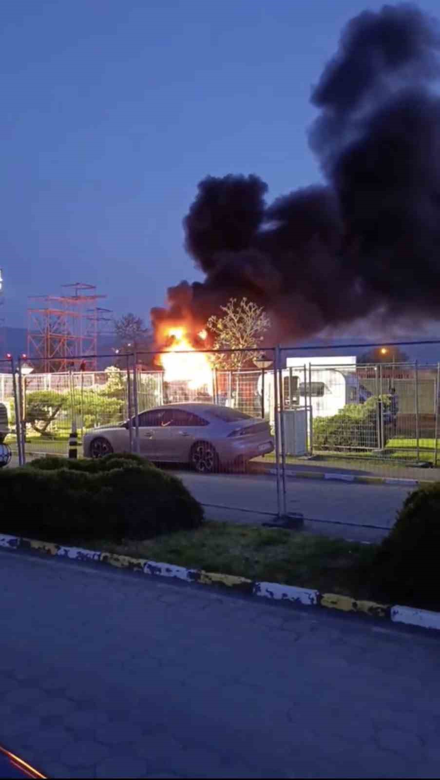Otelin bahçesinde park halindeki karavan alev alev yandı 7 otelin bahcesinde park halindeki karavan alev alev yandi 3 VCRDymck