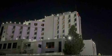 otelin-bahcesinde-park-halindeki-karavan-alev-alev-yandi-dpLlYXE9.jpg