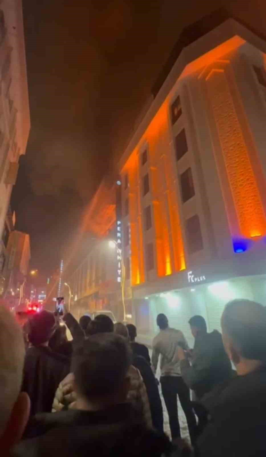 otelin restoraninda korkutan yangin 0 RMngyaCG