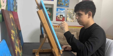 otizmli-cocuk-ressam-sanatla-kendi-yolunu-cizdi-Qdn4uJOj.jpg