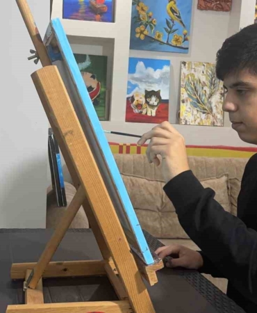 otizmli-cocuk-ressam-sanatla-kendi-yolunu-cizdi-Qdn4uJOj.jpg