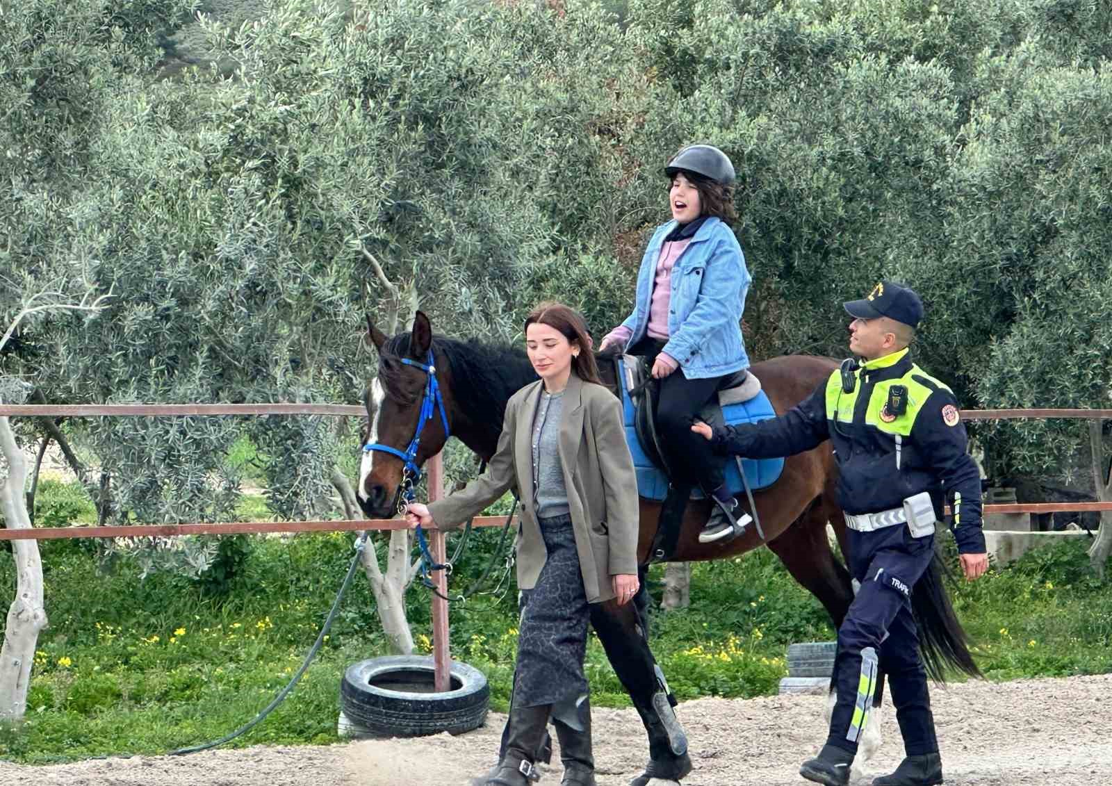 otizmli cocuklara atla terapi destegi 0