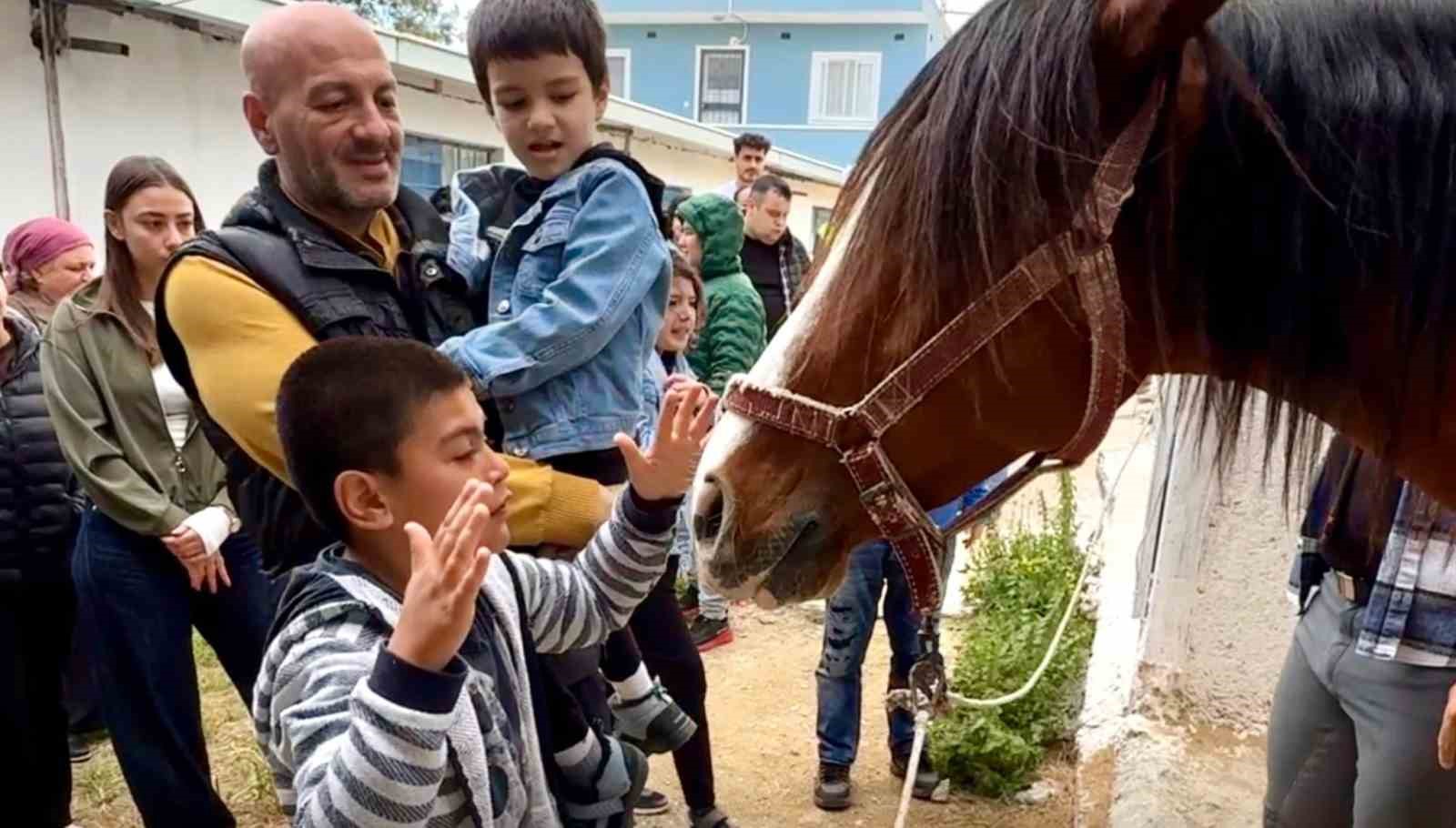 otizmli cocuklara atla terapi destegi 4 hF3Ugpzg