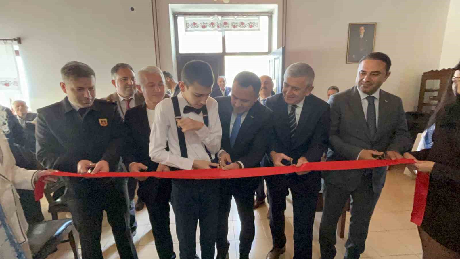 otizmli iki gencin ilk kisisel resim sergisi renklerle konusuyoruz 0
