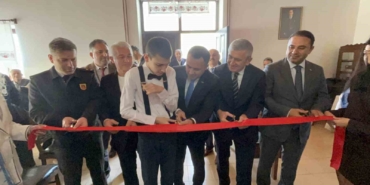 otizmli-iki-gencin-ilk-kisisel-resim-sergisi-renklerle-konusuyoruz-tZE2zgmS.jpg